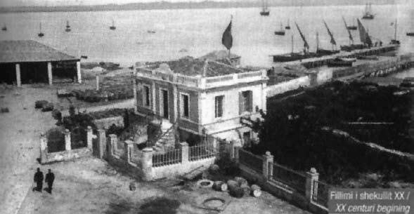 84 Autoriteti Portual Durrës planeve për pushtimin fashist morën pjesë dhjetra punëtorë të portit, ndërsa më 7 prill 1939, ra duke luftuar heroikisht kapteri i Marinës Mbretërore, detari me përvojë
