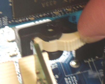 Spegnere sempre il computer e scollegare il cavo d alimentazione dalla presa di corrente prima di installare la scheda d espansione per prevenire danni all hardware.
