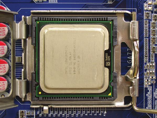 Leva socket CPU Fase 1: Sollevare completamente la leva socket CPU.