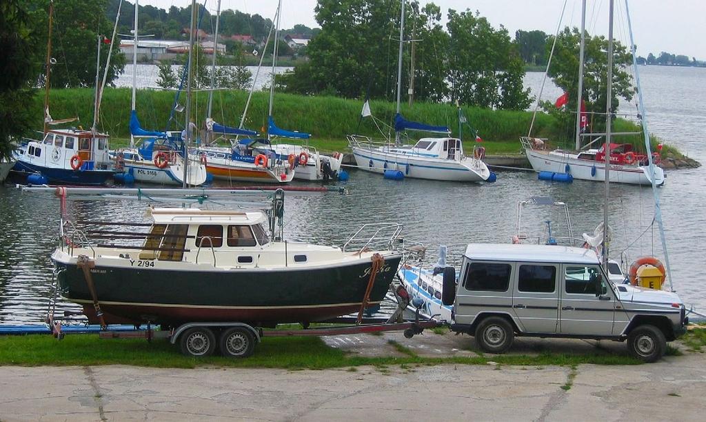 Ben rifinito e molto intelligente nella disposizione dei volumi e degli spazi, l Haber si rivolge ad un armatore desideroso di utilizzare la barca per fare crociere di più giorni, in due o quattro