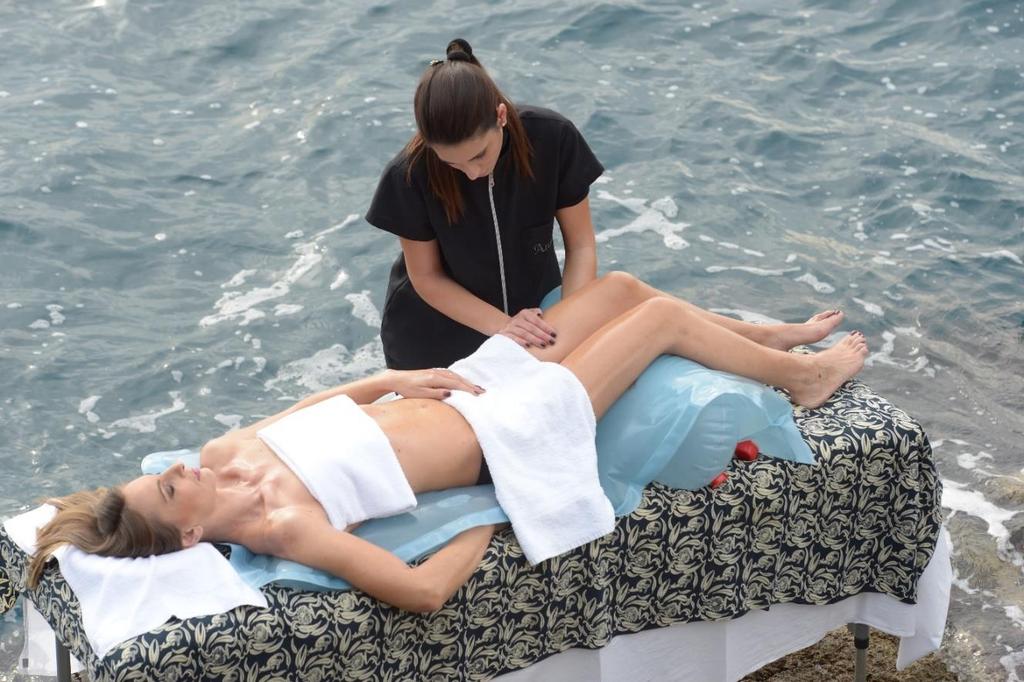 HYDROTHERM (durata 50') L'arte del massaggio su un lettino di acqua calda. Due cuscini avvolgono gentilmente il corpo ed aderiscono alle curve della spina dorsale.
