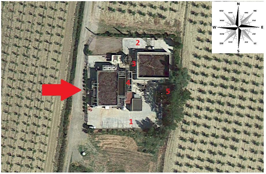 Figura 2: ingrandimento della foto aerea con ubicazione dei punti di prelievo e direzione del vento presente durante il campionamento (freccia rossa).