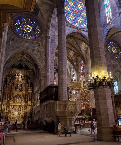 Cattedrale La Seu Impossibile non notare questa splendida cattedrale sul mare. È una costruzione enorme e maestosa all esterno, luminosa e riccamente decorata all interno.