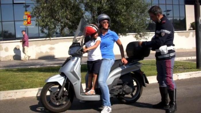 Mai trasportare così i bimbi in moto! Art 170 in caso di trasporto di minore di 5 anni multa tra 161 e 647 euro, multa anche per il trasporto scorretto di un bimbo più grande.