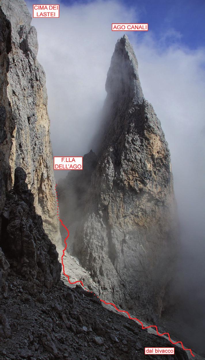 SEI l PALE DI SAN MARTINO SALITA 1) Si traversa qualche metro a dx, per entrare in un vago canale, che si risale su buona roccia fino ad un ripianetto (a dx spuntone con cordoni da ignorare).