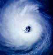 Un ciclone tropicale è una violenta tempesta che si forma da una circolazione ciclonica sopra un oceano, con venti che superano i 137 Km/h i quali ruotano intorno ad un area centrale di bassa