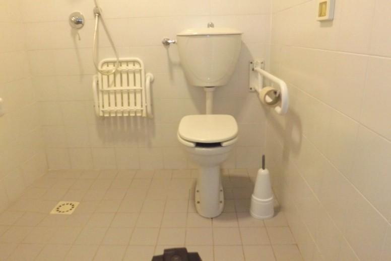 E presente un campanello elettrico a corda Altezza sotto il lavabo per accostamento carrozzina 76 cm, con specchio non fruibile da un ospite in carrozzina (altezza 150 cm da terra).