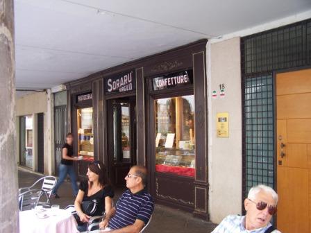 Sorarù a piazza dei Signori Ci sediamo e sbirciamo dal tavolo la grande Piazza dei Signori.