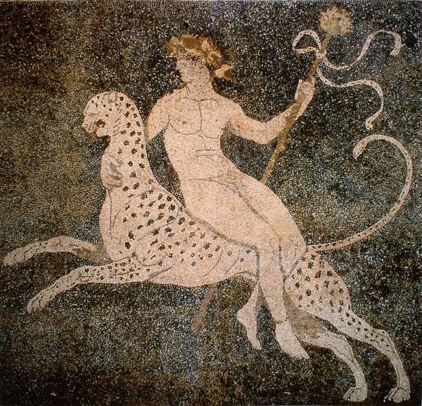 La rappresentazione artistica di un personaggio che cavalca un animale simbolico, peculiarità dell arte tardo-medievale che abbiamo discusso in questo articolo, ha avuto un precedente nel mondo