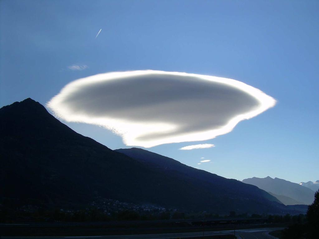 Alcune regole pratiche Se si vedono altocumuli lenticolari (le nubi a forma di disco volante ) significa che in quota c è vento forte, possibile foehn.