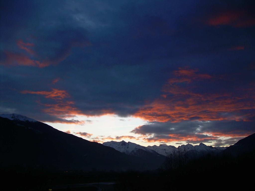 Alcune regole pratiche Diminuzione della visibilità in montagna -> peggioramento Foschia rimane nel fondovalle -> stabilità Cirri in arrivo da W o da S -> probabile peggioramento Rosso di sera -> bel