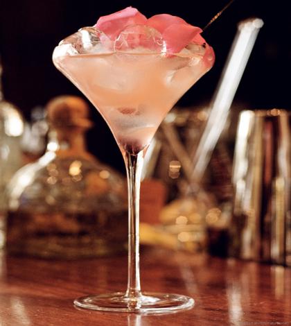 scolare il bicchiere. Gin hendrick s e infusione di cetriolo: mescolare dolcemente con stirrer e double strain in coppetta cocktail ghiacciata.