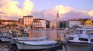 Concediti nel tempo libero una passeggiata percorrendo il lungomare di Fazana e visita il suo caratteristico centro storico, oppure a 10 km c è la città di Pola con la sua Arena ed il bel centro