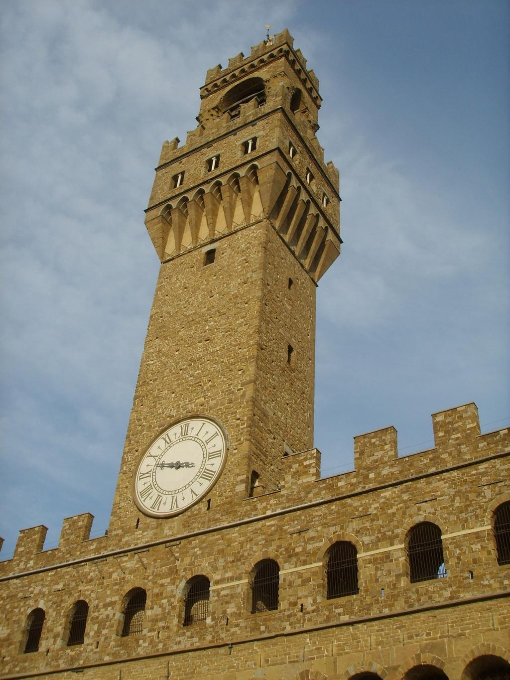 Torre di Arnolfo L'orologio aziona 2 campane presenti all'interno della cella della torre di Palazzo Vecchio, nota come torre di Arnolfo, una è la campana del Mezzogiorno, che suona una sola volta al