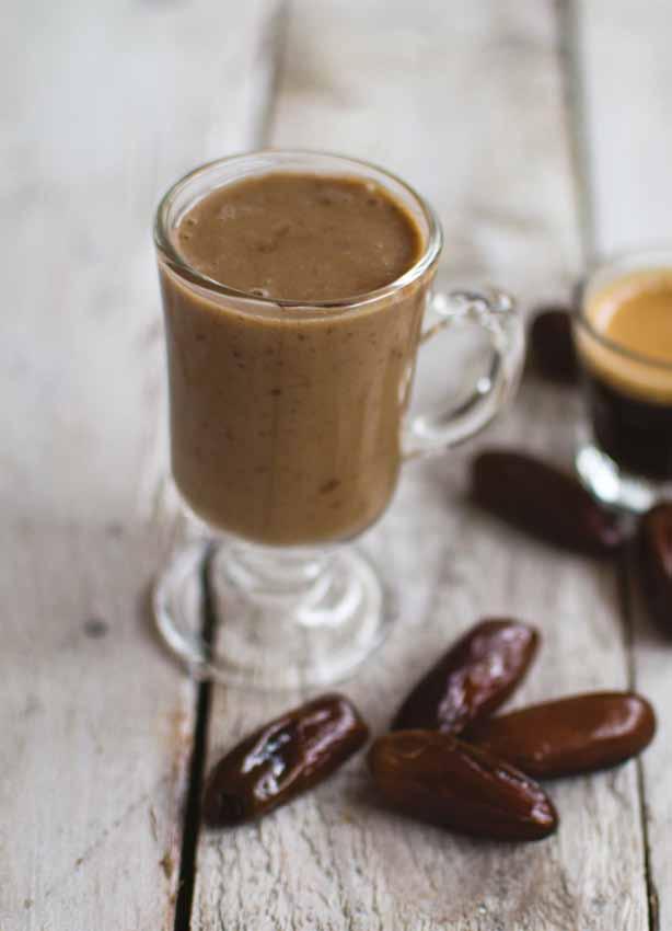 Datteri e caffè Energetico Ingredienti: (1 porzione) 50 g di datteri snocciolati 1 banana 1 cucchiaio da tavola di miele 1 tazzina di caffè espresso 150 ml di latte di