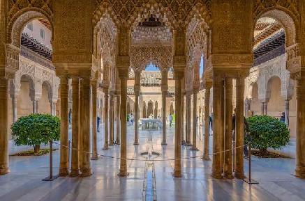 Fondata nel IX secolo a.c. è una città artisticamente e culturalmente molto vivace con il suo originale borgo arabo de La Ciudad e la più antica Plaza de toros.