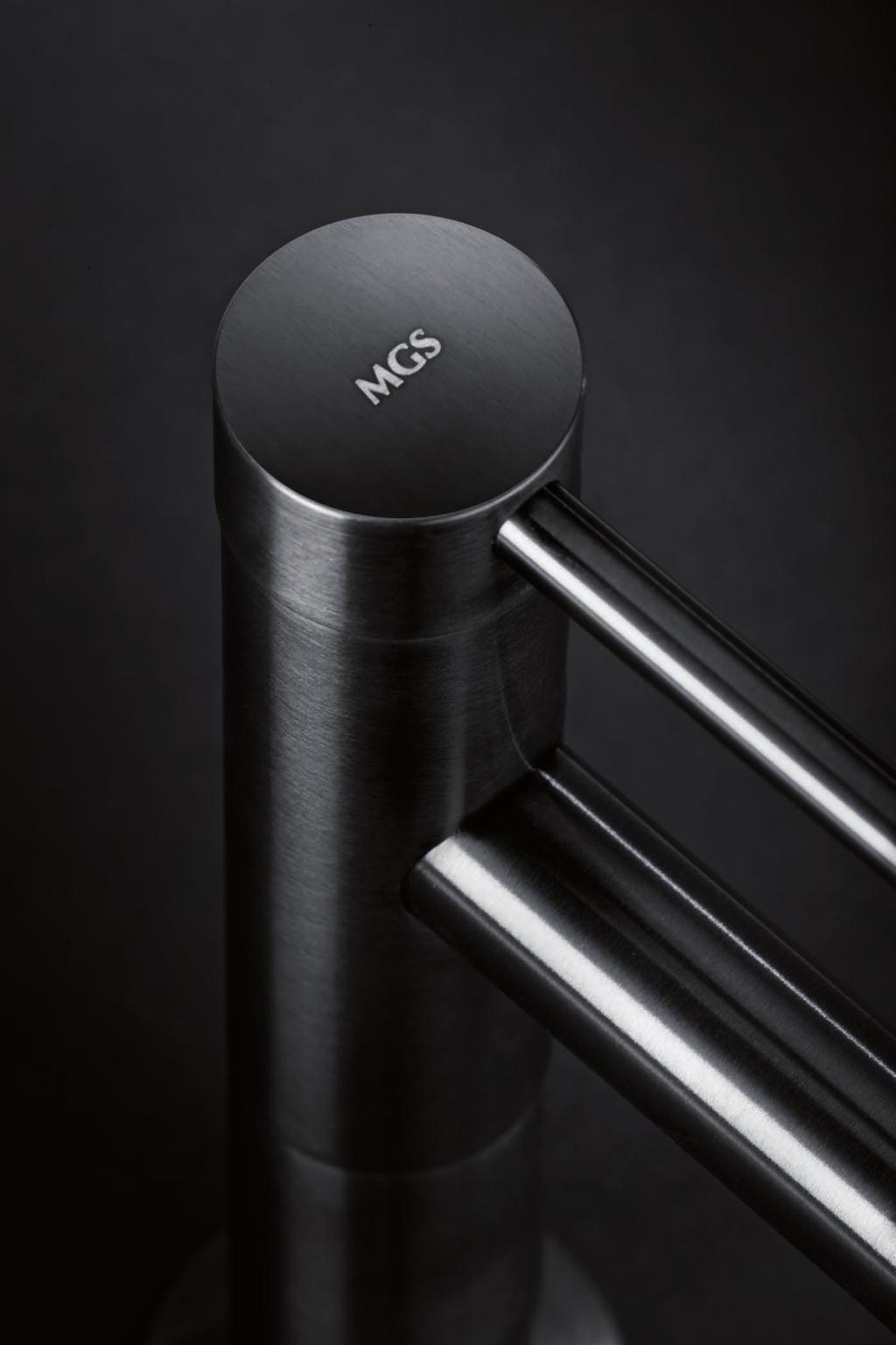 penetrates the metal by molecular bonding, resulting in a smooth, durable, matte black finish that is consistent throughout every component of the faucet design Questa finitura su acciaio satinato è