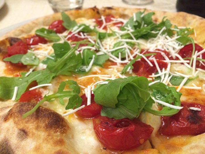 Pizzeria Vecchio Gazebo, Pizza Deliziosa con pomodorini infornati, Bufala, Rucola e ricotta marzotica Ottima la masticazione che non