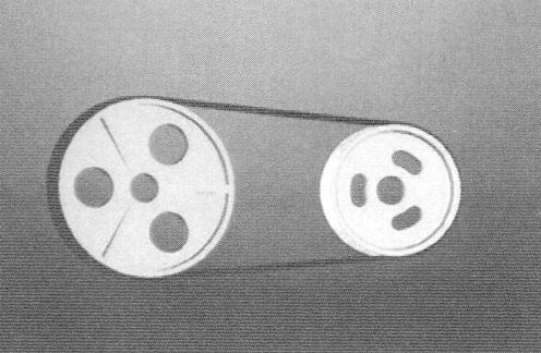 Nuova cinghia elastica Poly-V E nata la prima cinghia elastica per l industria costruita con un trefolo elastico in poliammide che risolve i problemi di trasmissioni ad interassi fissi permettendo