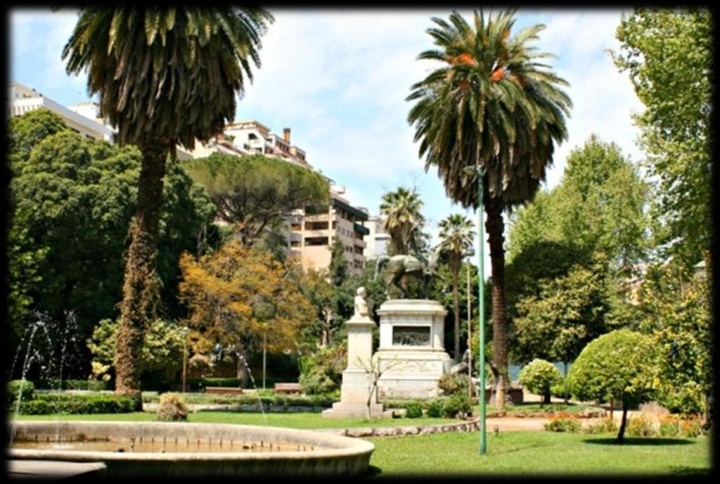 Attraversando Via Libertà è possibile visitare quello che fu progettato come il parterre del giardino inglese, ossia l antico giardino Garibaldi, un altra area verde oggi dedicata ai giudici Falcone