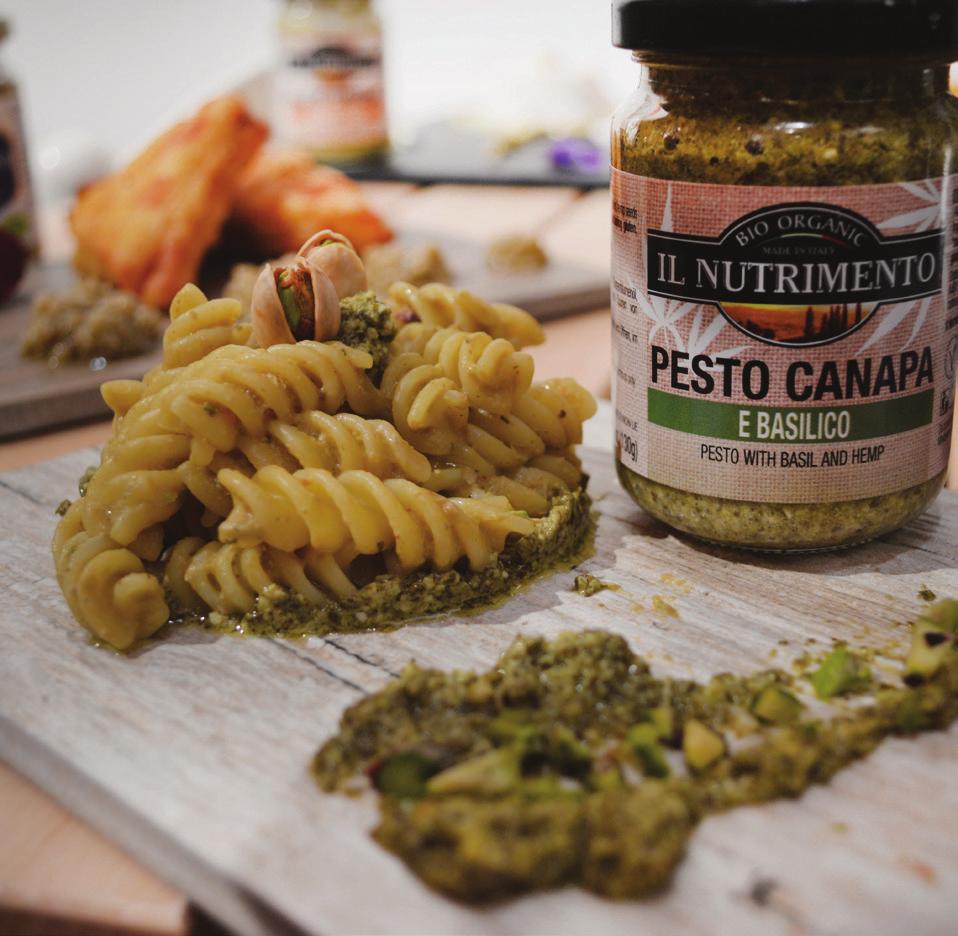 Fusilli con Crema di Fave Stufate e Granella di Pistacchi su Pesto di Canapa e Basilico 1 Vasetto di Pesto di Canapa e Basilico Il 400 gr di Fusilli Probios 1 cipolla 1 costola di sedano 2 spicchi di