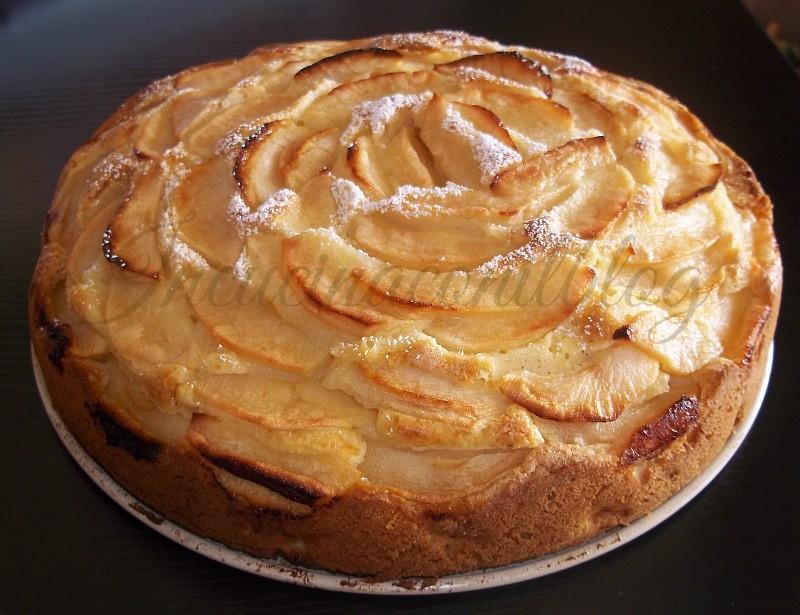 TORTA DI MELE Ingredienti 3 uova 280 g di farina 00 130 g di zucchero + 1 cucchiaio per le mele 50 g di burro 1/2 bicchiere di latte 6 mele 1 limone 1 bustina di vanillina 1 bustina di lievito