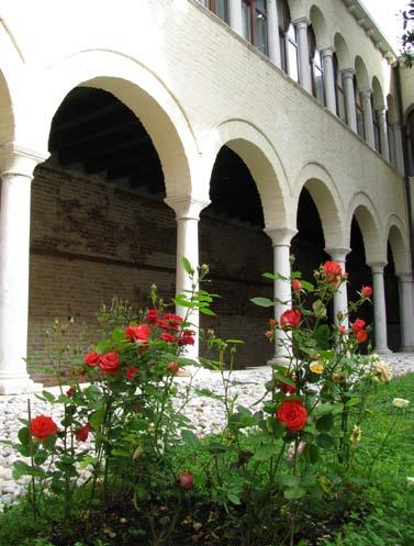 Sorto nel 1423 come convento dei Gesuati di San Girolamo, con annessa la Chiesa di Santa Maria della Visitazione, attorno al primo chiostro dal quale si accede direttamente dalla Fondamenta delle