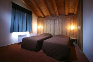 Quadrilocale 6 persone (81 m²): camera con letto matrimoniale, camera con 2 letti singoli, camera con letto a castello.