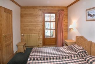 Bilocale 4 persone (42 m²): Soggiorno con divano letto doppio, camera con letto matrimoniale o 2 letti singoli.