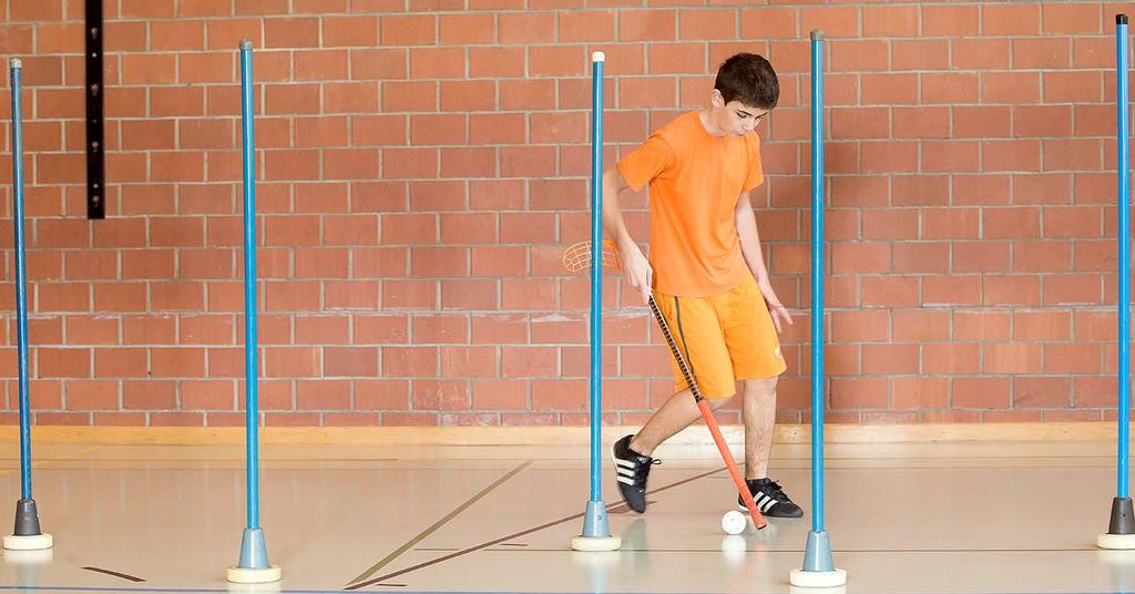 Unihockey al rovescio Girare il bastone e cercare di condurre la pallina solo con il manico.