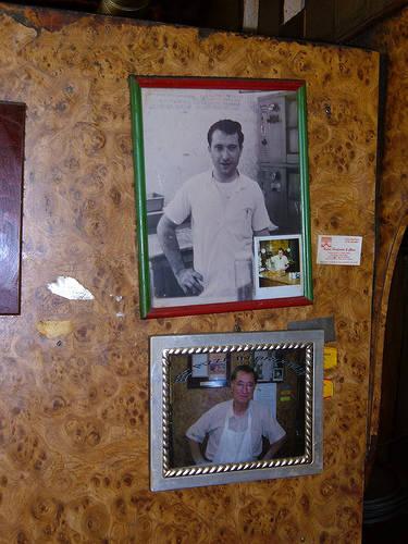 Foto nel locale La pizzeria Di Fara Dom aveva già fatto qualche esperienza in pizzeria e sentiva di essere pronto per aprire la sua personale attività.