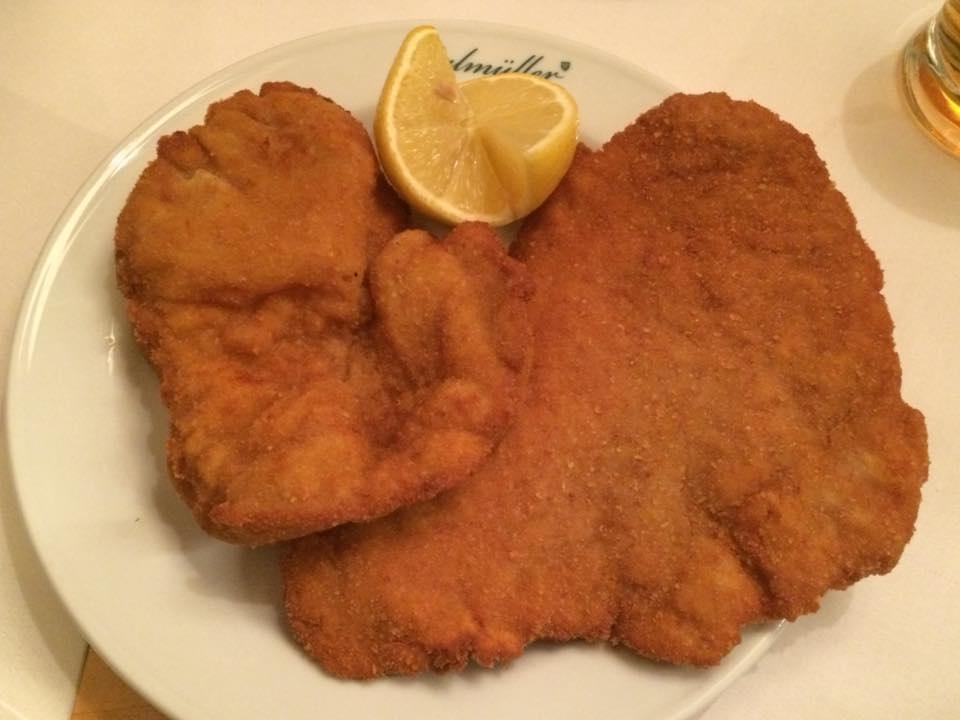 Vienna, Figlmüller: qui si friggono Wiener Schnitzel da 110 anni! Figlmüller, Wiener Schnitzel di Virginia Di Falco Quanto sei bella Vienna!