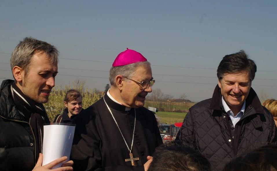 PIANTAGIONE DEGLI ALBERI PER REALIZZARE IL VIALE LUNGO LA PISTA CICLABILE (Villanova d Asti, sabato 8 marzo 2014) Arrivo di S.E. il Vescovo di Asti, Mons.