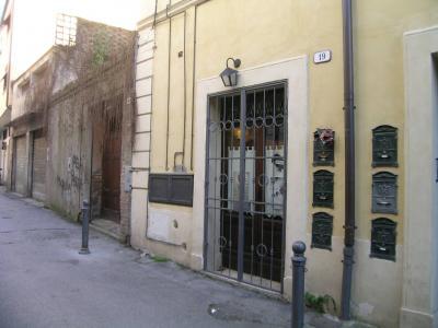 l'immobile, posto al piano seminterrato e con accesso tramite rampa condominiale, è composto di unico vano completo di allacci di luce ed acqua. Rif. 383 Rieti 75.