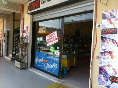 Il locale, fronte strada, dispone di n.