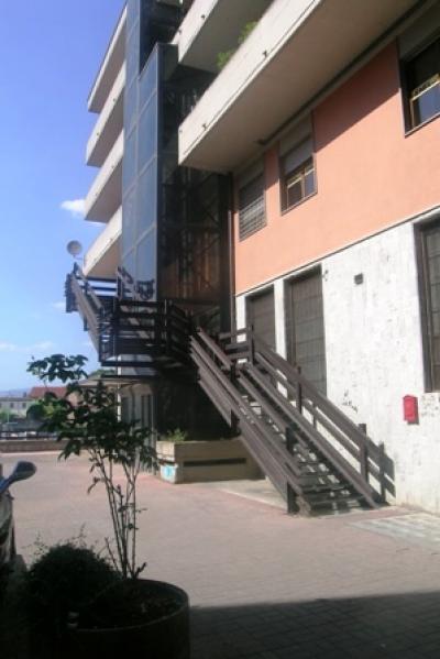 l'ufficio in vendita è posto al piano rialzato di palazzo di pregio, e si sviluppa per una superfice di... Rif. 823 Ufficio in Vendita a Rieti : Rieti Viale Maraini 285.