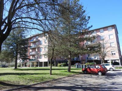 l'immobile è situato al secondo piano in un edificio in cemento armato di quattro piani totali con ascensore.