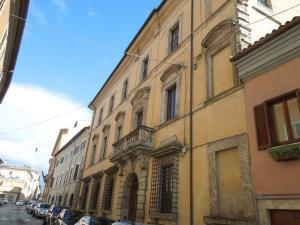 l'appartamento in vendita posto in piccola palazzina è posto al secondo ed ultimo piano èd è composto da Soggiorno, Studio,... Rif.