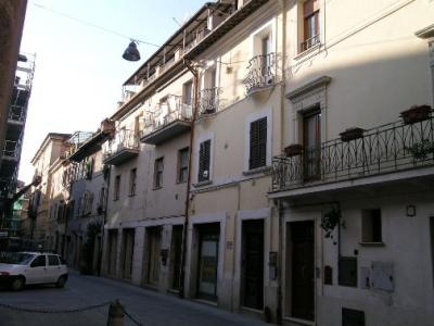 ristrutturato con pietra faccia vista è composto da ampio salone con camino, cucinotto, camera matrimoniale... Rif.