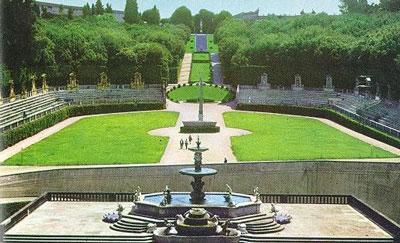 I Giardini di Firenze Mentre I giardini pubblici sono evidenti, quelli privati, purtroppo, sono resi invisibili dalle alte mura dei palazzi del centro.