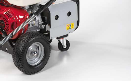 Easy handling thanks to the big pneumatic wheels Facilità di movimento grazie alle ruote pneumatiche di grandi dimensioni Comet RW Premium, FW2 pumps with 3 ceramic pistons and brass pump head Pompe