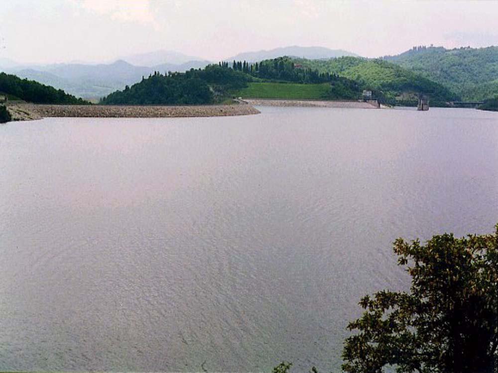 Altezza Altezza di massima ritenuta Quota coronamento Franco Franco netto Sviluppo coronamento Larghezza massima in fondazione Volume corpo diga LA DIGA Larghezza coronamento 42,07 m 37,5 m 259,00 m