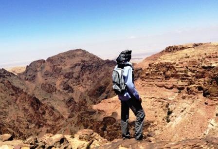 queste zone. Lungo il sentiero si incontrano resti di antichi insediamenti nabatei. Avvicinandosi a Petra, le montagne rocciose di arenaria assumo forme stravaganti e divengono di un colore rosato.