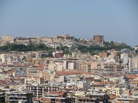 g) Non mai stata a Cagliari. Dicono che è una città molto bella.