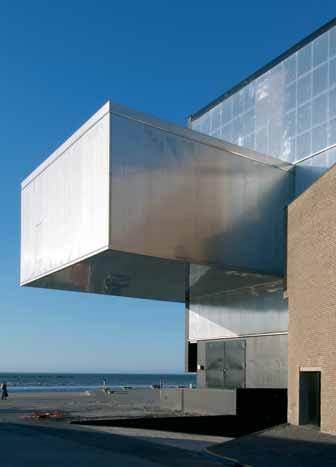 Un ornamento appropriato per questo bell edificio che si affaccia sulla scena del litorale. François Lamarre 1 - La passeggiata a mare.