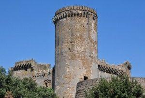 A circa quaranta chilometri da Roma, lungo la Cassia, verso la terra che fu degli Etruschi, un gioiellino ancora protetto dalla cinta