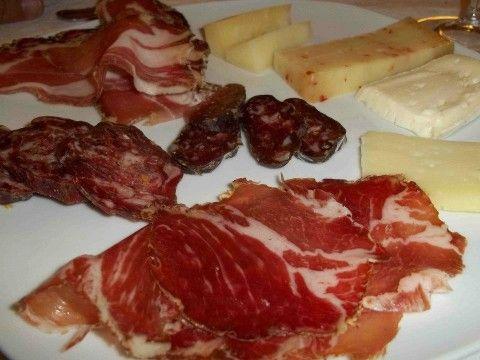 Molto buoni i salumi e i formaggi locali, in una piccola ma ricca selezione che offre sin da subito una istantanea dell altro volto non solo vegetariano di questa terra ricca di storia e di prodotti.