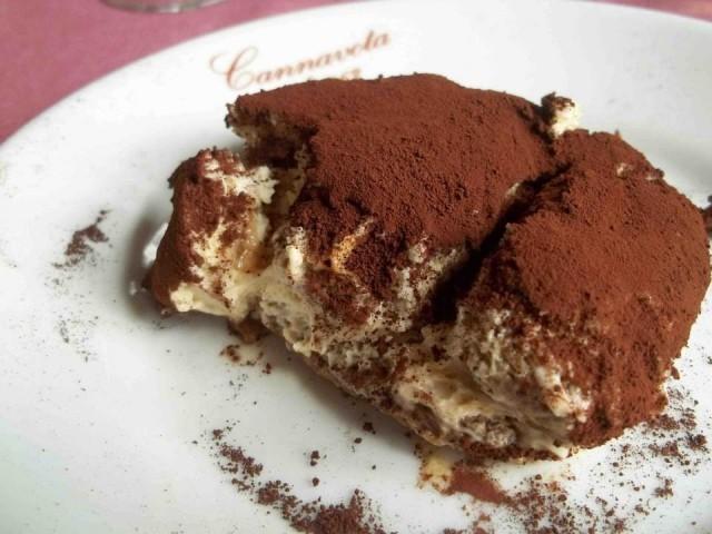 Cannavota, il classico tiramisu Insomma, un posto consigliato a chi ha nostalgia della