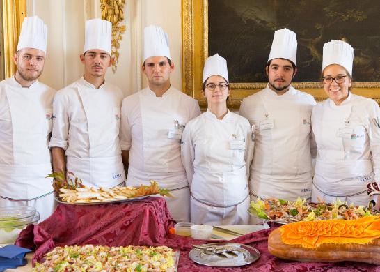 Il web offre inoltre diversi potenti canali di promozione adatti per un servizio di catering, a partire dalle campagne a pagamento su Google per arrivare ai numerosi portali tematici e social network.