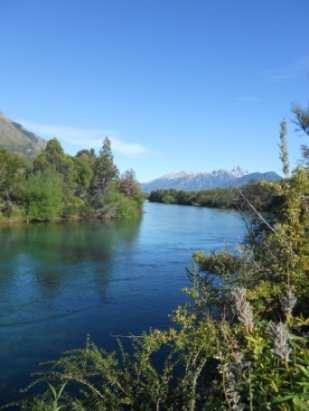 2.1.2.8 Rio Carrileufù Anche questo corso d acqua nasce come propaggine orientale di un lago di origine glaciale, il lago Cholilla, in una valle situata nel dipartimento del Cushamen.